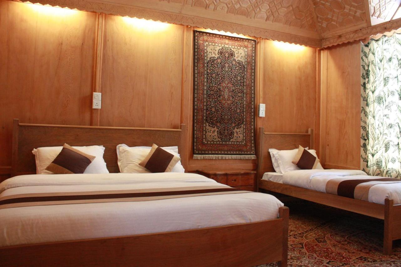 ขีโลนา กรุ๊ป ออฟ เฮาส์โบ๊ต Hotel ศรีนาการ์ ภายนอก รูปภาพ