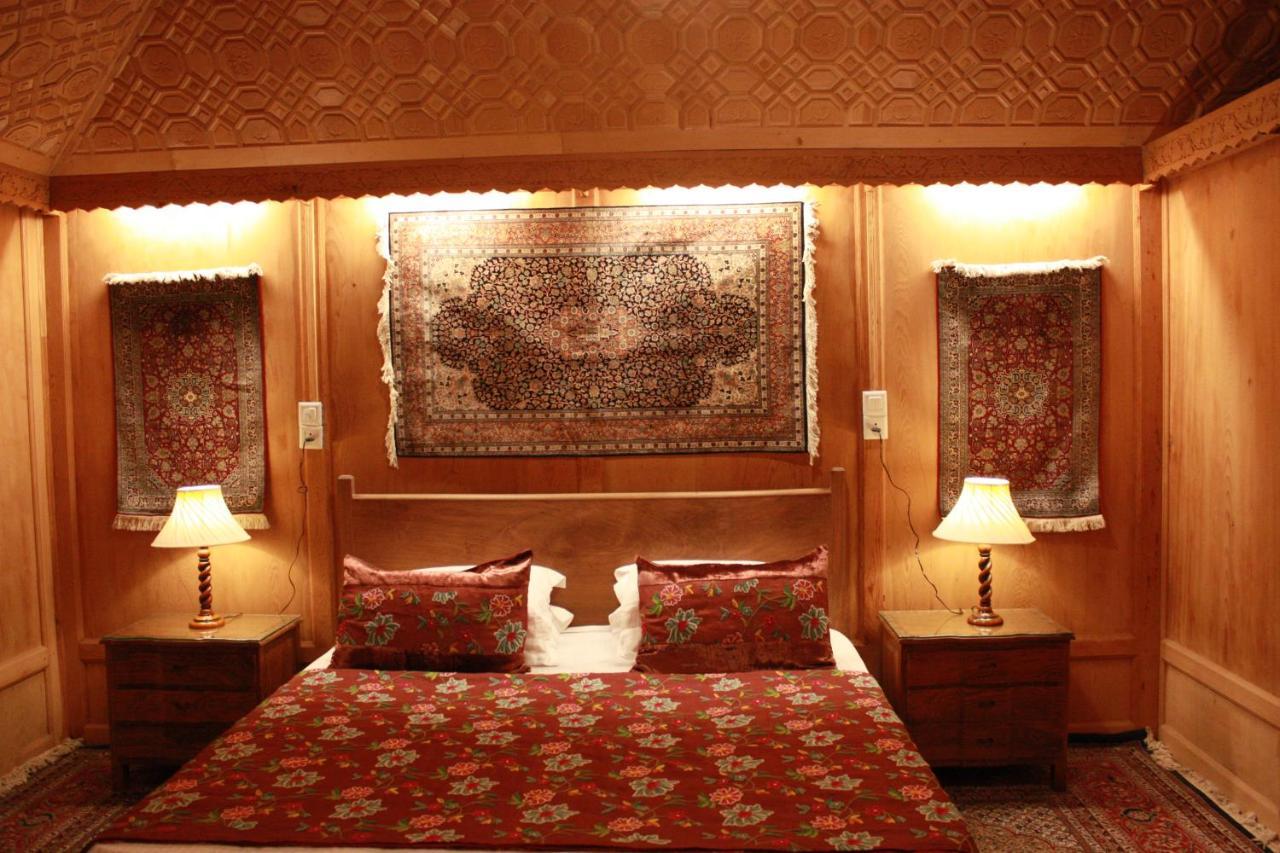 ขีโลนา กรุ๊ป ออฟ เฮาส์โบ๊ต Hotel ศรีนาการ์ ภายนอก รูปภาพ