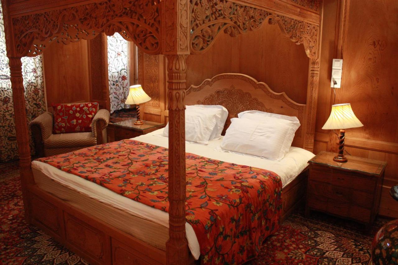 ขีโลนา กรุ๊ป ออฟ เฮาส์โบ๊ต Hotel ศรีนาการ์ ภายนอก รูปภาพ