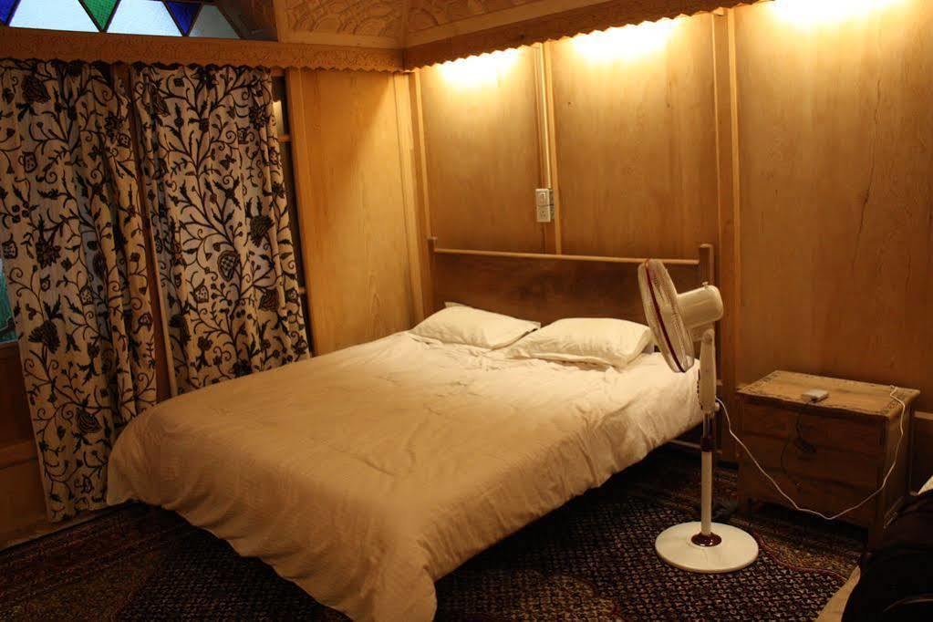 ขีโลนา กรุ๊ป ออฟ เฮาส์โบ๊ต Hotel ศรีนาการ์ ภายนอก รูปภาพ